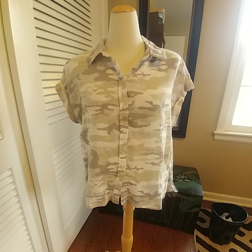 Linen blend camouflage buttondown top